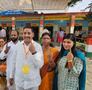वोट डालने के बाद परिवार के साथ सांसद धर्मेन्द्र कश्यप 